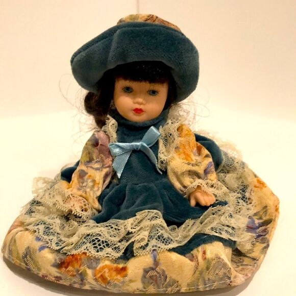 Porcelain doll 7.5” with wicker chair - Picture 4 of 6